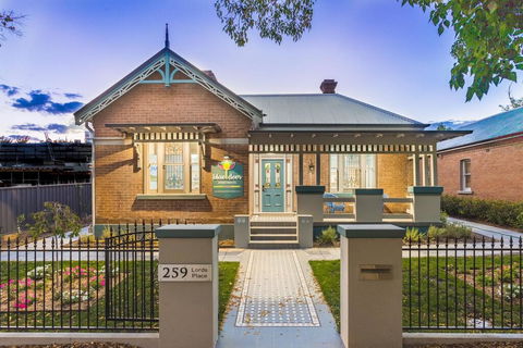 Blue Door Apartments Heritage Charm In CBD - New Castle Holiday 0