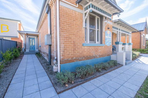 Blue Door Apartments Spacious CBD Apartment - New Castle Holiday 1