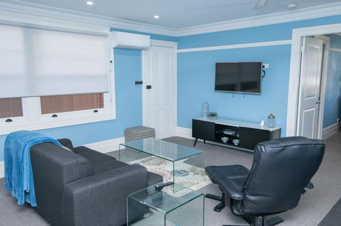 Blue Door Apartments Spacious CBD Apartment - New Castle Holiday 2