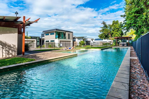 Blue Lagoon Villa B - New Castle Holiday 2