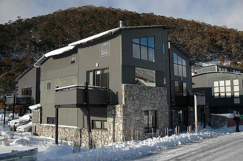 Blues Air 1 - New Castle Holiday 0