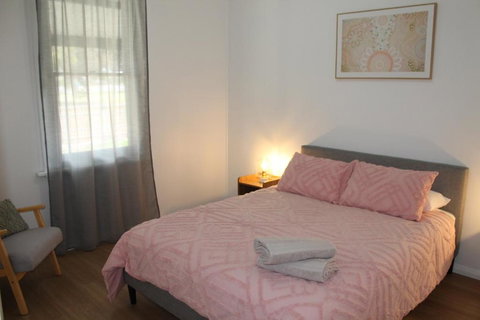 The Renmarkable Cottage - New Castle Holiday 1