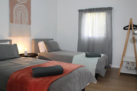 The Renmarkable Cottage - New Castle Holiday 3