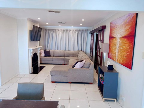 The Ultimate Poolside Escape - Pet Friendly - New Castle Holiday 3