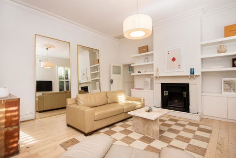 Timeless Gem In Malvern East - New Castle Holiday 1