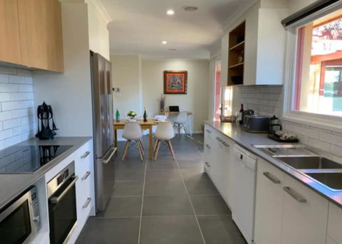 Warm And Spacious 5BR Home W WIFI And Multiple Parking - New Castle Holiday 1