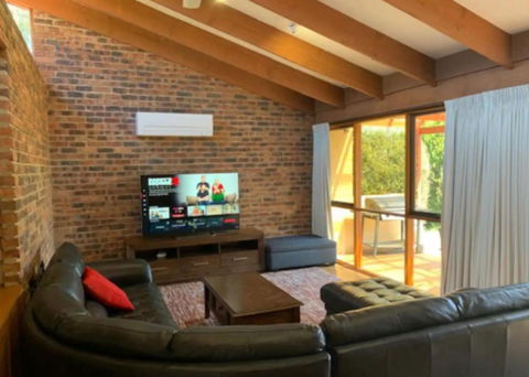 Warm And Spacious 5BR Home W WIFI And Multiple Parking - New Castle Holiday 2