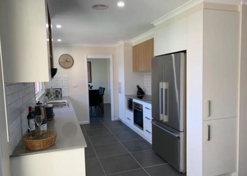 Warm And Spacious 5BR Home W WIFI And Multiple Parking - New Castle Holiday 3