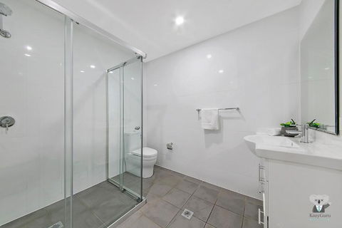 WARRICK FRAM 3 BEDS APT FREE PARKING WALK TO WESTFIELD CLOSE TO HOSPITAL NWF003 - New Castle Holiday 3
