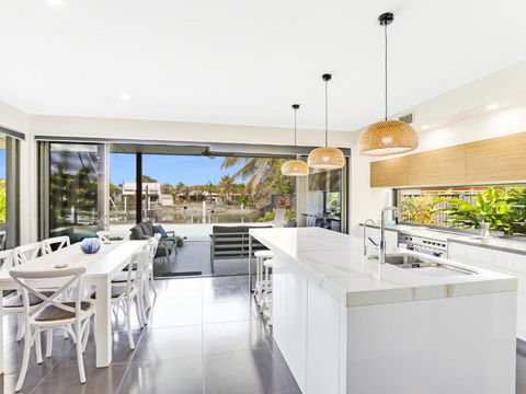 WATERFRONT HOME BORDERING MOOLOOLABA - New Castle Holiday 2