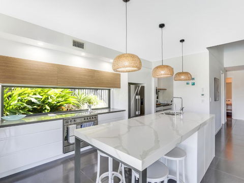 WATERFRONT HOME BORDERING MOOLOOLABA - New Castle Holiday 3