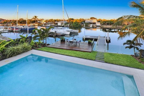 WATERFRONT HOME BORDERING MOOLOOLABA - New Castle Holiday 1