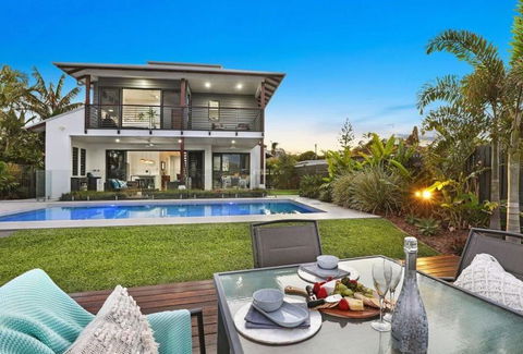 WATERFRONT HOME BORDERING MOOLOOLABA - New Castle Holiday 0