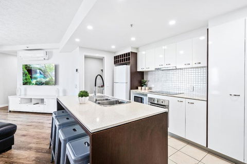 Wings Resort Surfers Paradise - New Castle Holiday 2