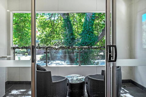 Woody Lifestyle One Bedroom Apartment - New Castle Holiday 1