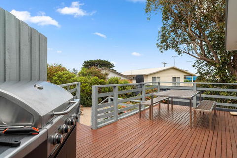 Wooli Waves By Ready Set Stay - BYO LINEN & TOWELS - New Castle Holiday 3