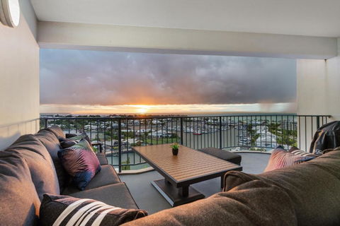 Anchor Point Penthouse 3BR With Marina Views - Pool - BBQs - New Castle Holiday 0