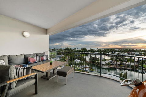 Anchor Point Penthouse 3BR With Marina Views - Pool - BBQs - New Castle Holiday 3