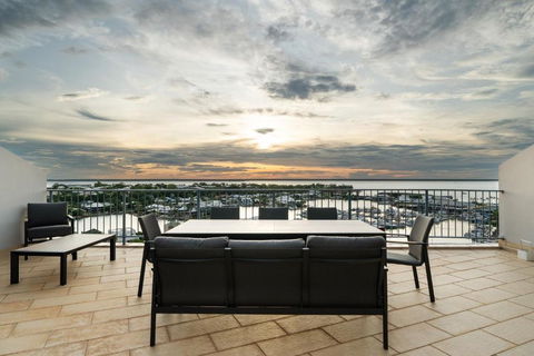 Anchor Point Penthouse 3BR With Marina Views - Pool - BBQs - New Castle Holiday 1