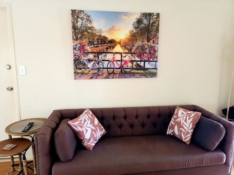 Tingalpa Townhouse Treat - New Castle Holiday 2