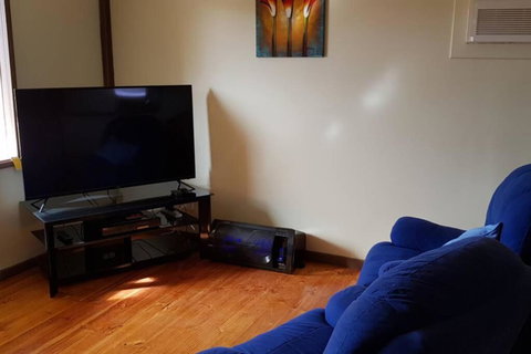 Warmont Apartments Self Contained Home - New Castle Holiday 3