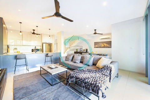 ZEN ARCTIC Luxury 2-Story T/House + Pool & Markets - New Castle Holiday 1