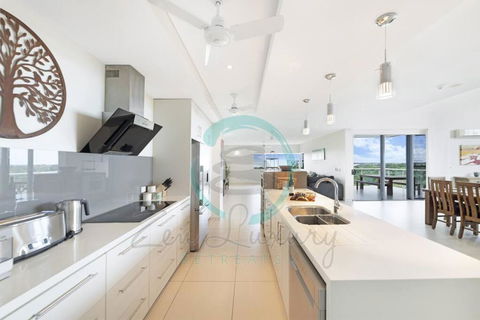ZEN LUXURY: 2-Story 4-BR Penthouse In Darwin City With Mindal Markets & Harbour Views - New Castle Holiday 0
