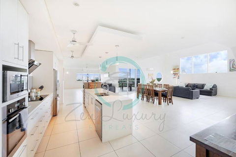 ZEN LUXURY: 2-Story 4-BR Penthouse In Darwin City With Mindal Markets & Harbour Views - New Castle Holiday 2